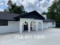 Building Photo - 111 Country Club Dr