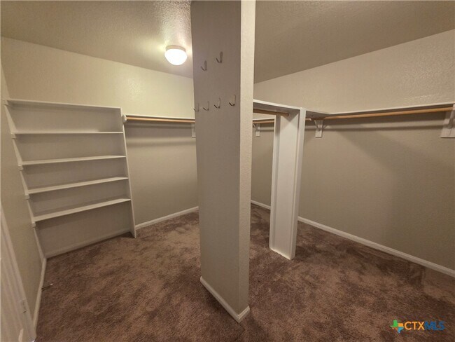 Building Photo - 423 Wrought Iron Dr