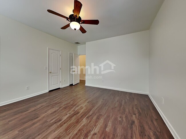 Building Photo - 3439 Silverlake Ct