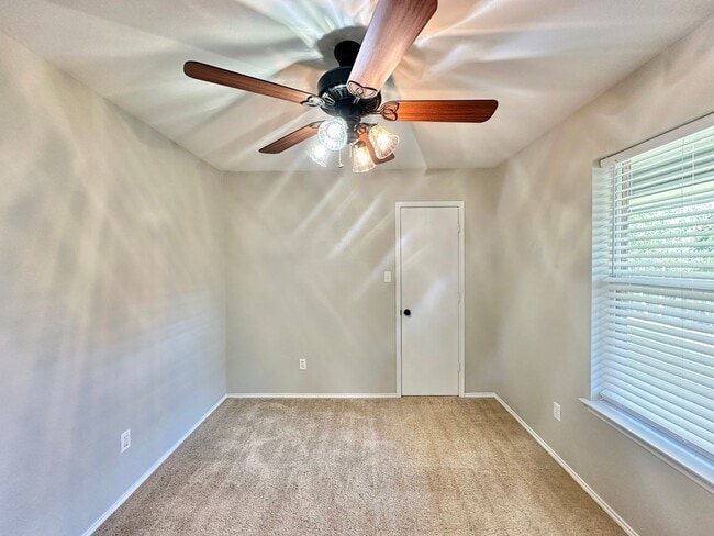 Building Photo - Discover the charm of this 3 bed 2 bath exquisite home!