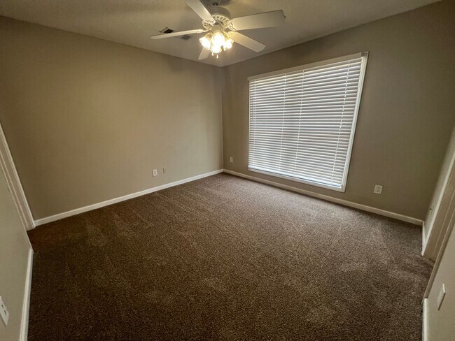 Building Photo - Auburn Townhome