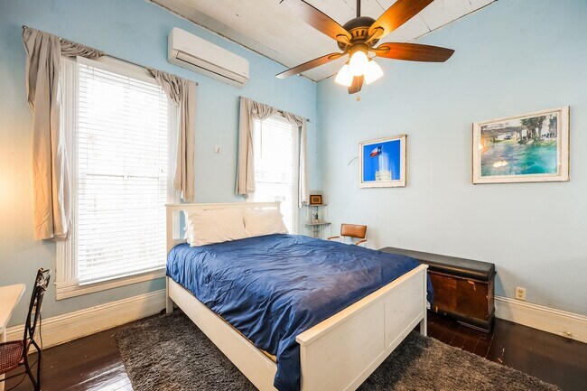 Building Photo - Charmer Close to Downtown!