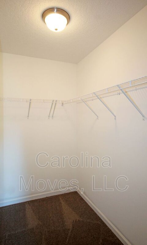 Building Photo - 423 Peaksview Dr