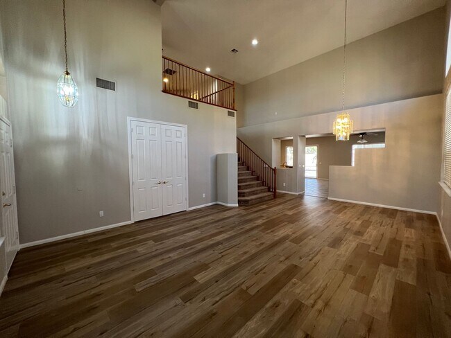 Building Photo - 4 Bedroom with Bedroom Downstairs, Pool, O...