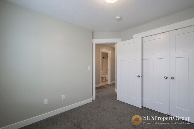 Building Photo - Stunning Townhome In Desirable Riverton Area