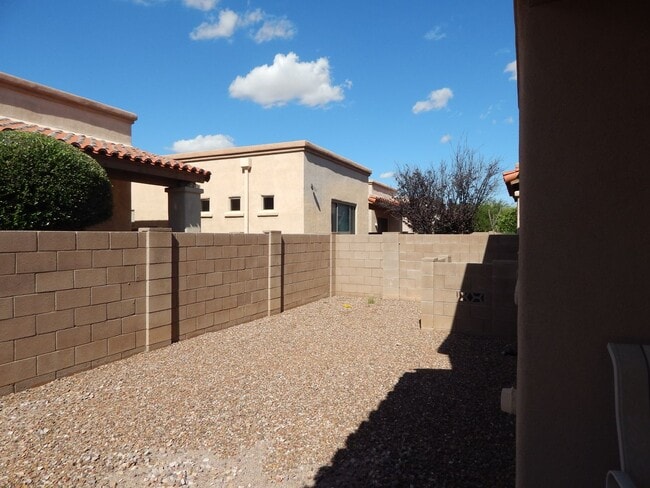 Building Photo - 4 Bedrooms - Gated Community in Oro Valley