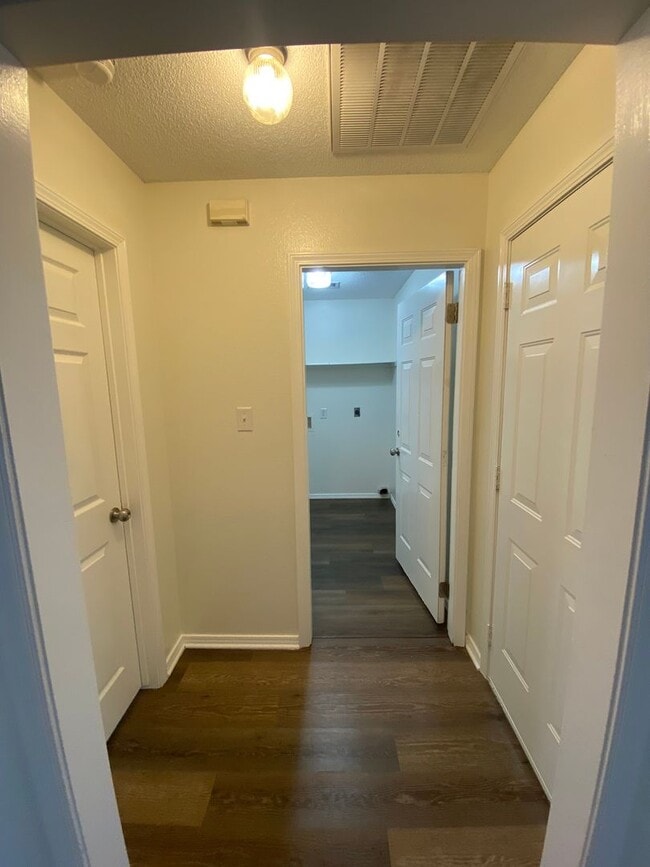 Building Photo - 3 Bed 2 Bath House