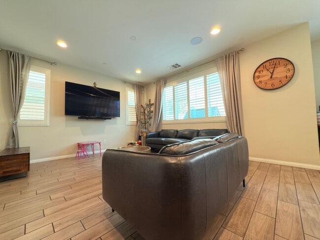 Building Photo - Beautiful 3 Bedroom in Private Community