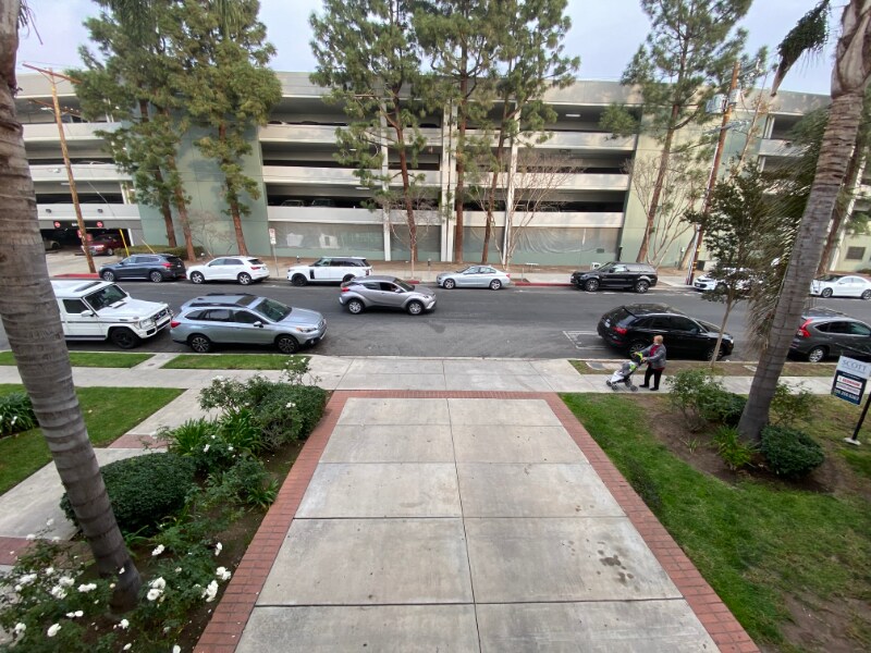 Building Photo - 1535 N Kenmore Ave