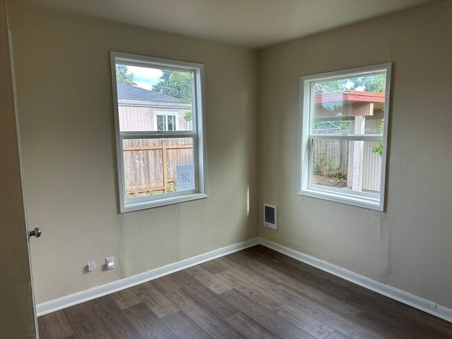 Building Photo - Charming 2 bed 1 bath house in a great nei...