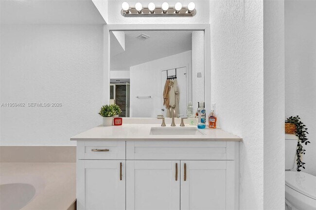 Building Photo - 2927 Bogota Ave