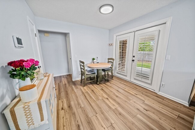 Building Photo - Whitemarsh Island Gem - Charming 3-Bedroom Home on a Corner Lot in Battery Point