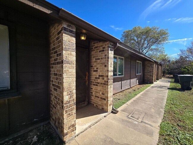 Building Photo - 2214 Wheeler Ave