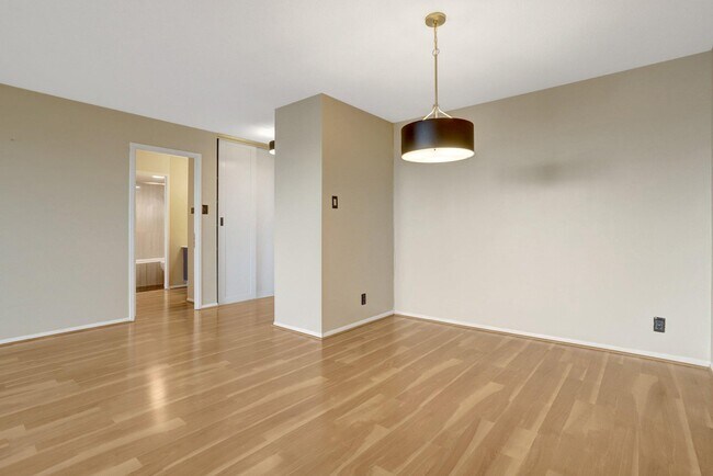 Building Photo - 307 Yoakum Pkwy