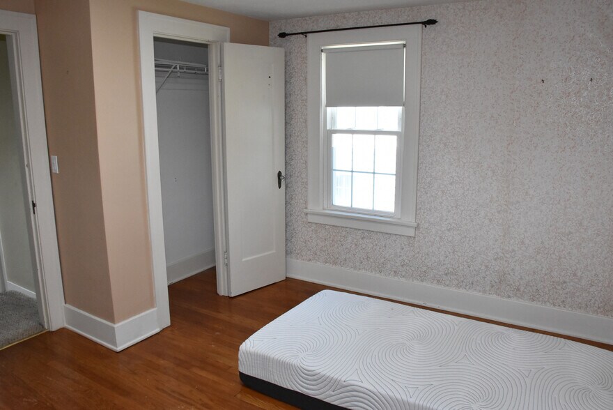 Building Photo - 351 Ravine St