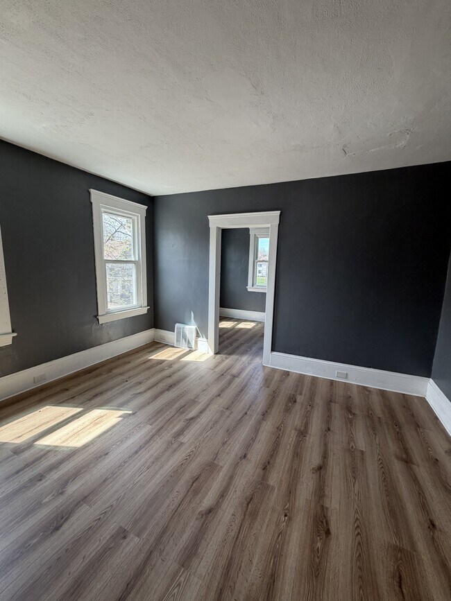 Building Photo - 1137 E 66th St