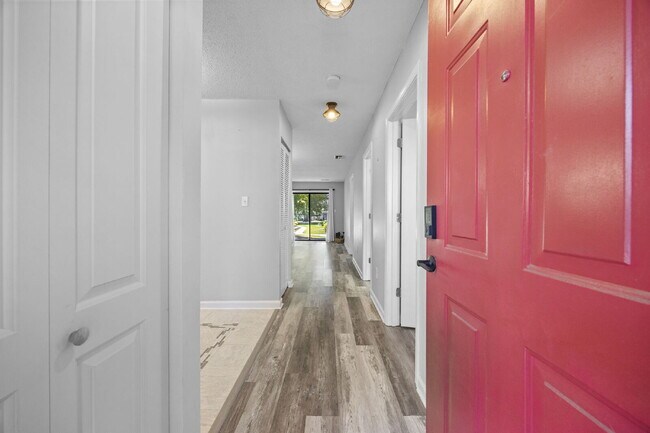Building Photo - Charming 2-Bedroom Condo Near the Beach