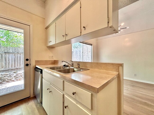 Building Photo - Bright and Spacious Single-Level Living in...