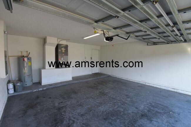 Building Photo - Spacious 3 bedroom 2 bath in Poinciana