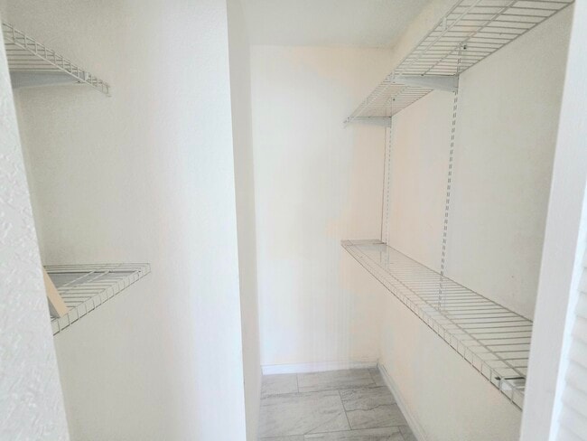 Building Photo - 569 E Ridge Cir N