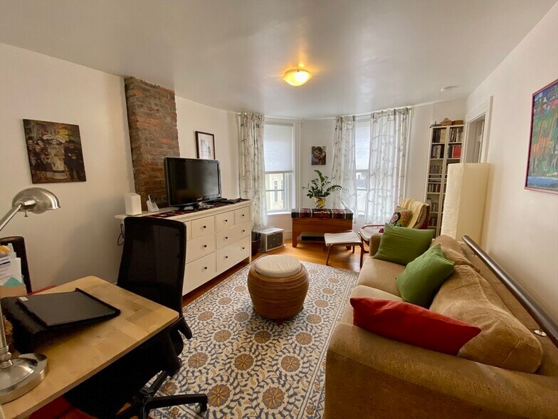Primary Photo - 17 Perry St