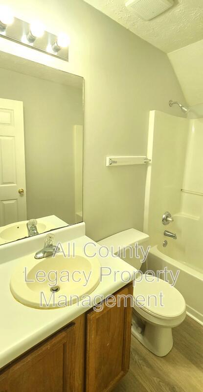 Building Photo - 700 Rosehip Ln