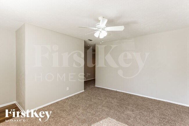 Building Photo - 7847 Robincreek Dr