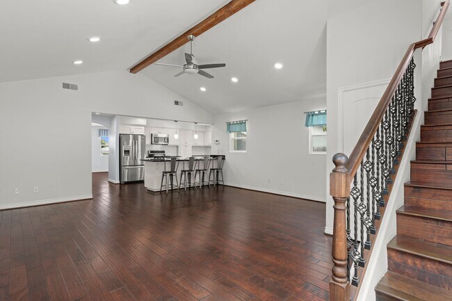 Building Photo - Crown Point 4Bed 3Bath (2 Primary suites) ...