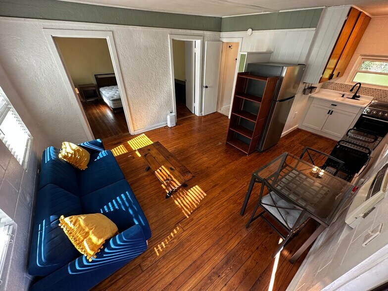 Living area - 236 W Michigan Ave