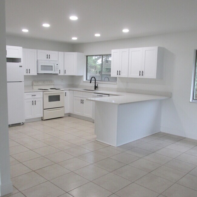 Building Photo - 2137 SE Dolphin Rd