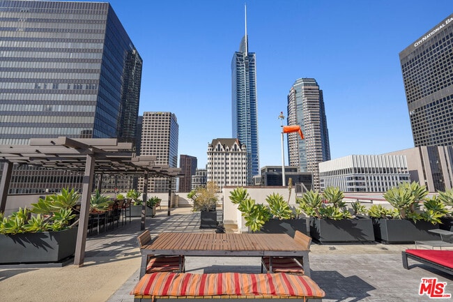 Building Photo - 655 S Hope St