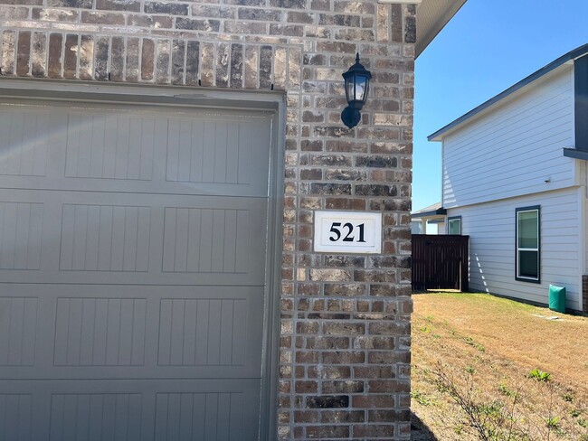 Building Photo - Beautiful 3/2 Single Story in Seguin, Texa...