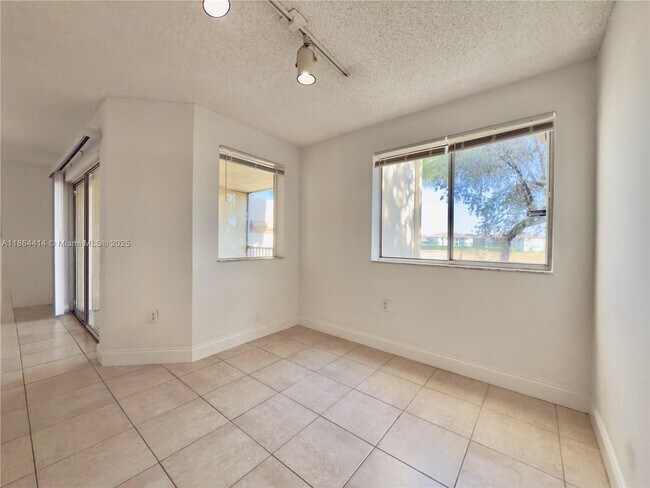 Building Photo - 13204 Glenmoor Dr