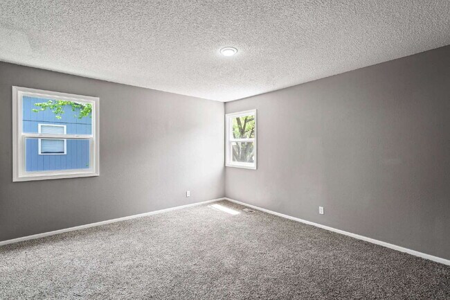 Building Photo - Spacious and updated townhome in Olathe!  1st month is Free!*