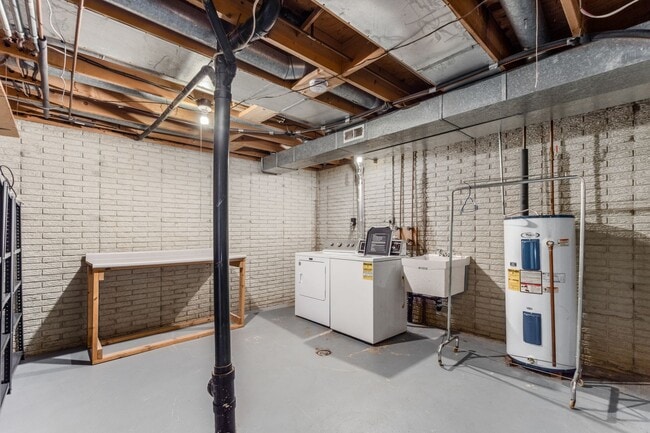 Building Photo - 7609 Seasons Dr