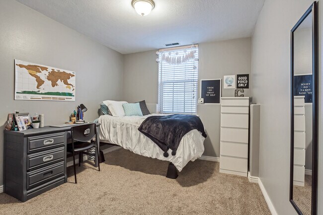 Building Photo - 421 Belmont Pl