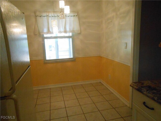 Building Photo - 1406 Alwynne Dr S