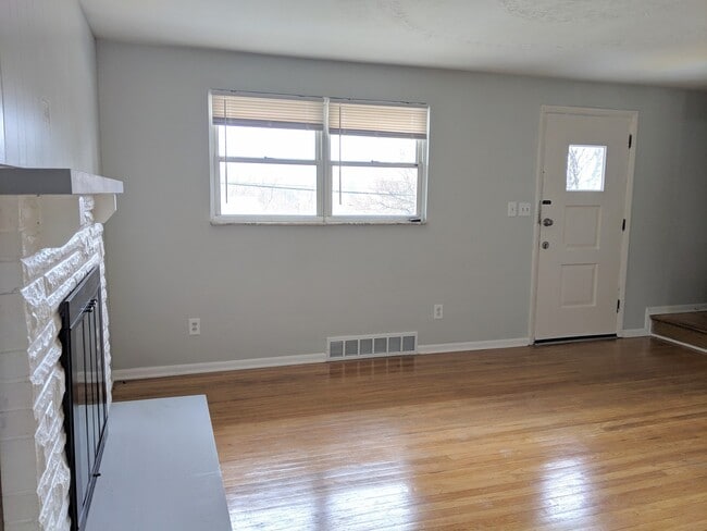 Building Photo - Beautifully Kept 4 Bedroom House next to U...