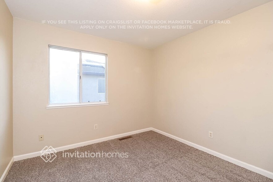 Building Photo - 710 E Jonquil Dr
