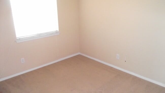Building Photo - East El Paso 3 bed Refrig A/C!