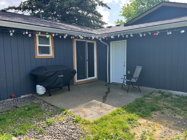 Building Photo - Remodeled 3 Bedroom Troutdale Home