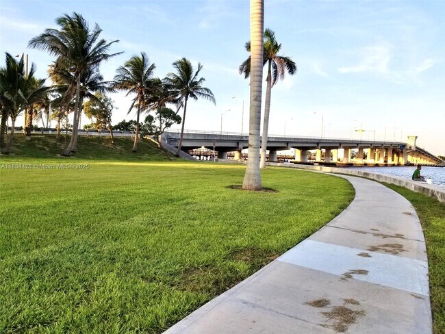 Building Photo - 122 S Lakeside Dr