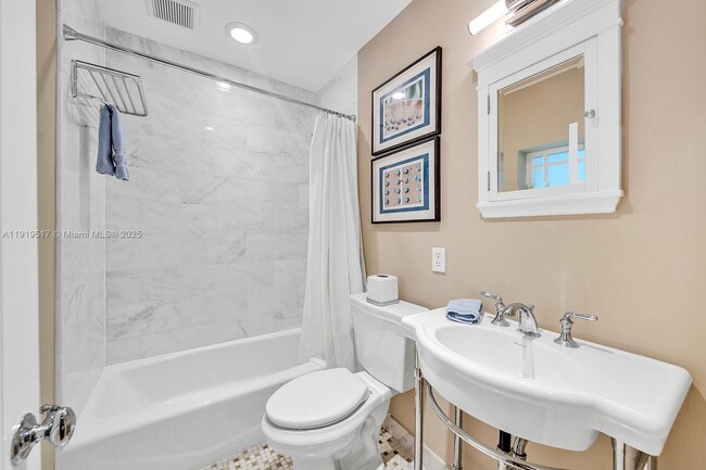 Building Photo - 5915 La Gorce Dr