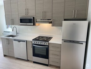 Building Photo - 204 SW Maricopa Dr