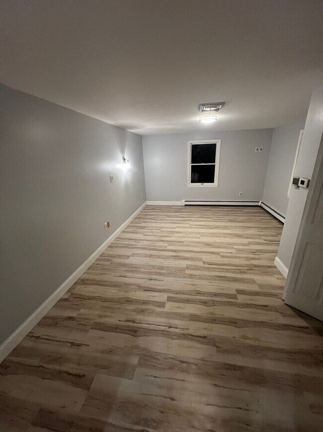 Building Photo - 4-Bedroom, 2-Bath Home with Modern Comforts in Tyngsboro, MA