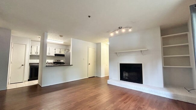 Building Photo - Vinings Run 1 Bedroom Condo, Minutes from ...