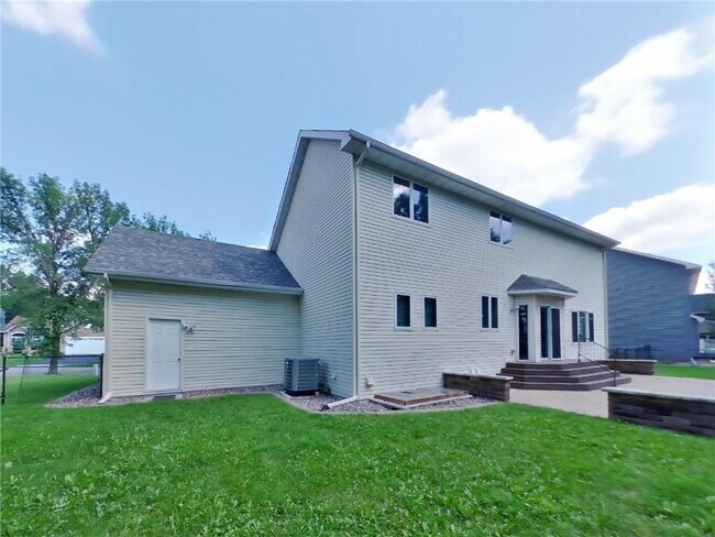 Building Photo - 516 Lincoln Dr NE