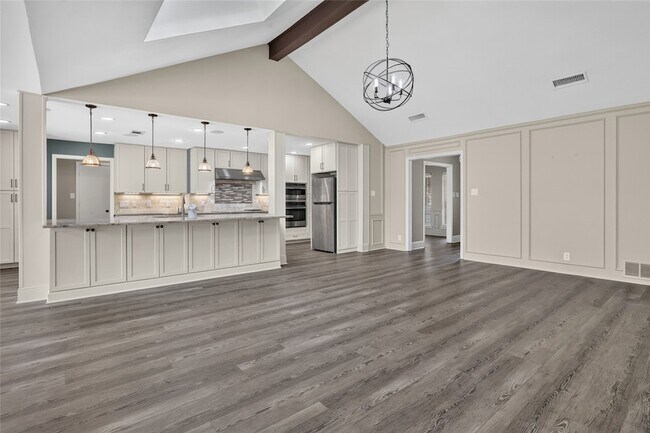 Building Photo - 1400 Emerald Cir
