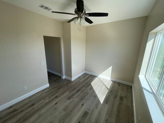 Building Photo - Paradise 2 bed 2 bath with 2 bonus rooms! Newer construction 1700+sqft