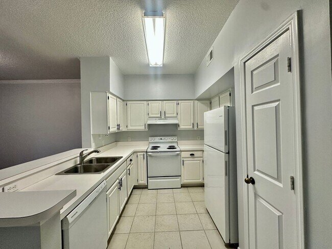 Building Photo - 10000 SW 52nd Ave